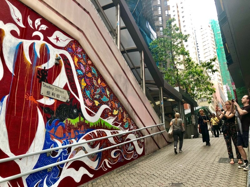 立ち止まって記念撮影をする観光客の姿も