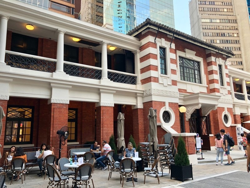 夜はバーもにぎわう