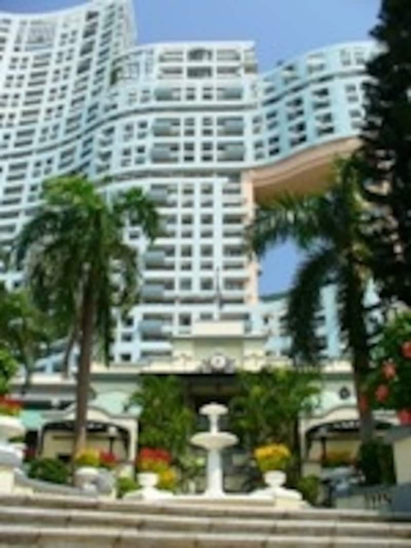 穴の開いたアパートは高級住宅