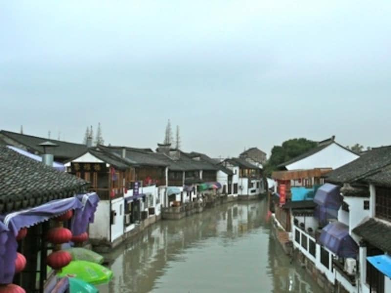 橋の上から朱角家の町を見下ろすとまるでタイムスリップしたかのよう!