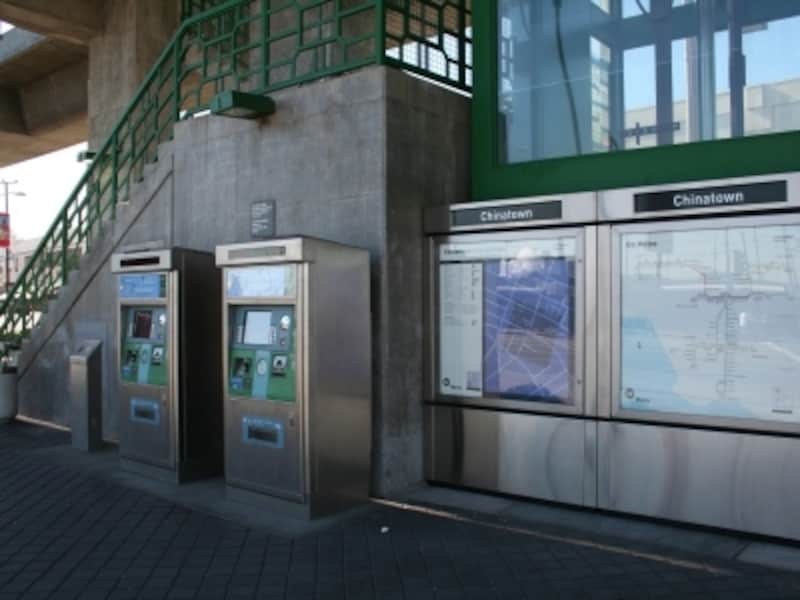 メトロの駅には、自動販売機と路線図が設置されています