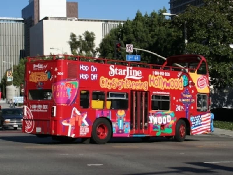 赤で目立つ2階建ての観光バスに乗れば、ロサンゼルスの観光スポットに効率よく行けちゃう