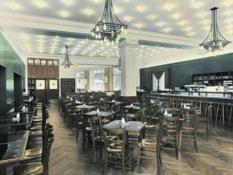 観光客とベルリンっ子でいつもいっぱいの人気店  © Hackescher Hof