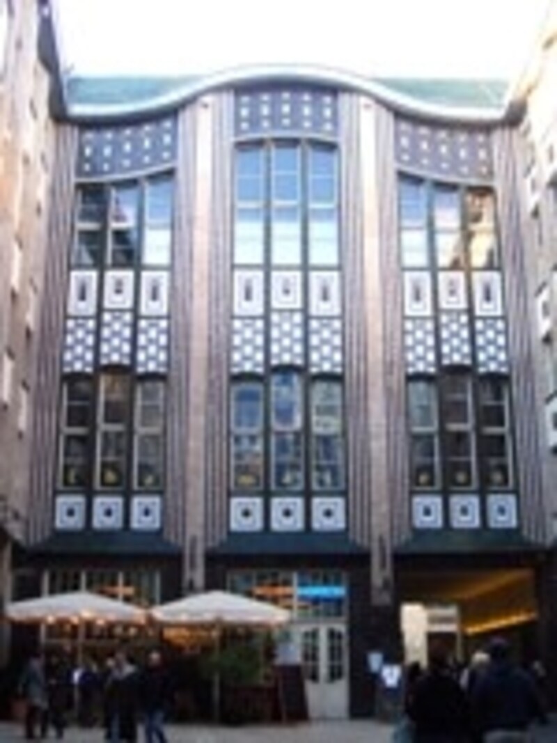 中庭から眺められるユーゲントシュティールの建築