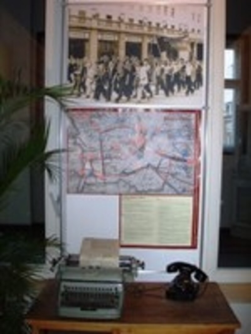 カフェ内の展示コーナーの一部