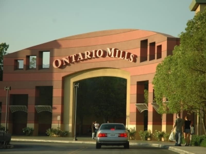 若者に人気のブランドいっぱい！ 屋内型大型アウトレットモール