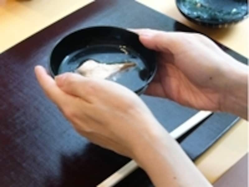 お椀を持ち上げる