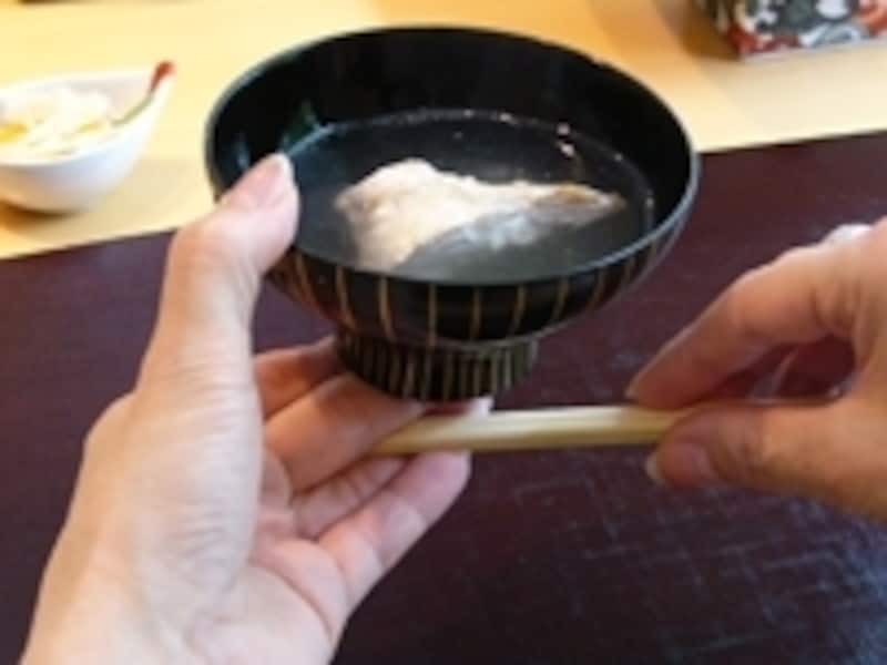 薬指と小指の間だと挟みやすい