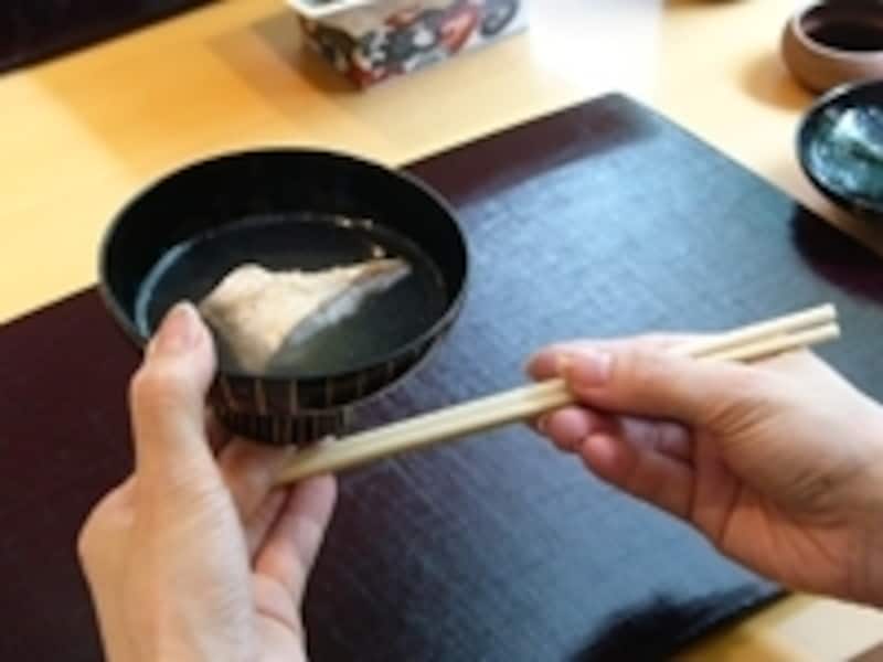 右手を上から下側へすべらせる