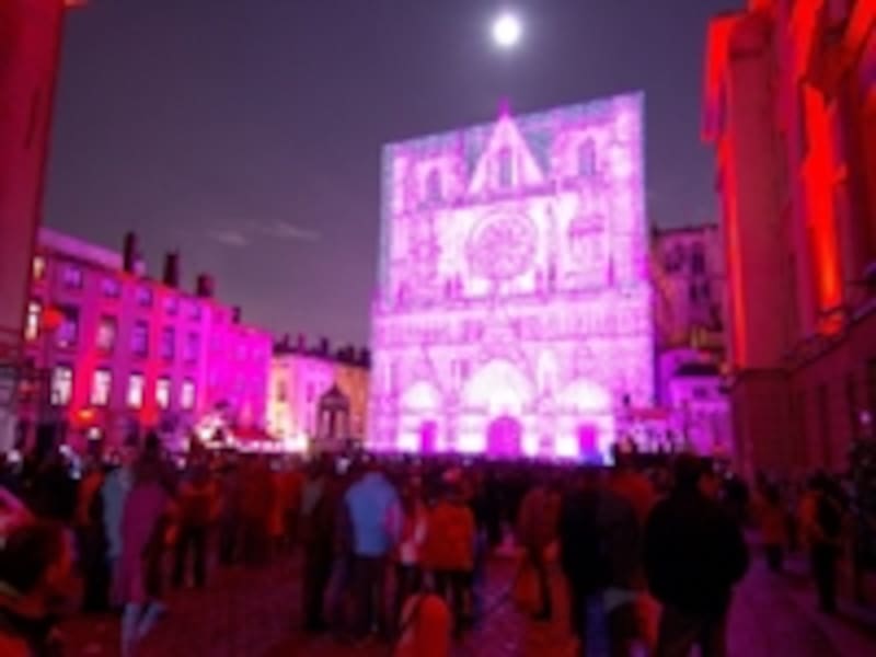 街中が光の洪水に&nbsp;&copy;&nbsp;ATOUT&nbsp;FRANCE/Fabian&nbsp;Charaffi