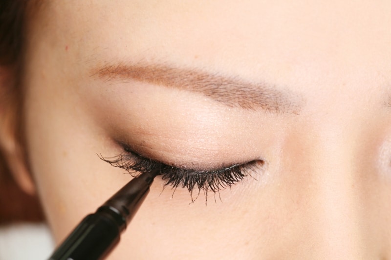 リキッドアイライナーを用いて