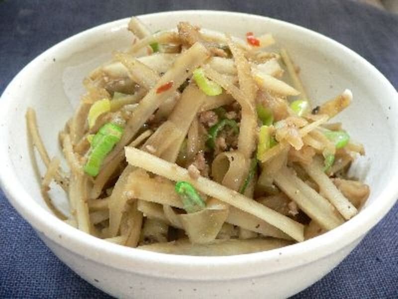 炒めることでほぼ火を通してしまうのがコツの「キンピラゴボウ」