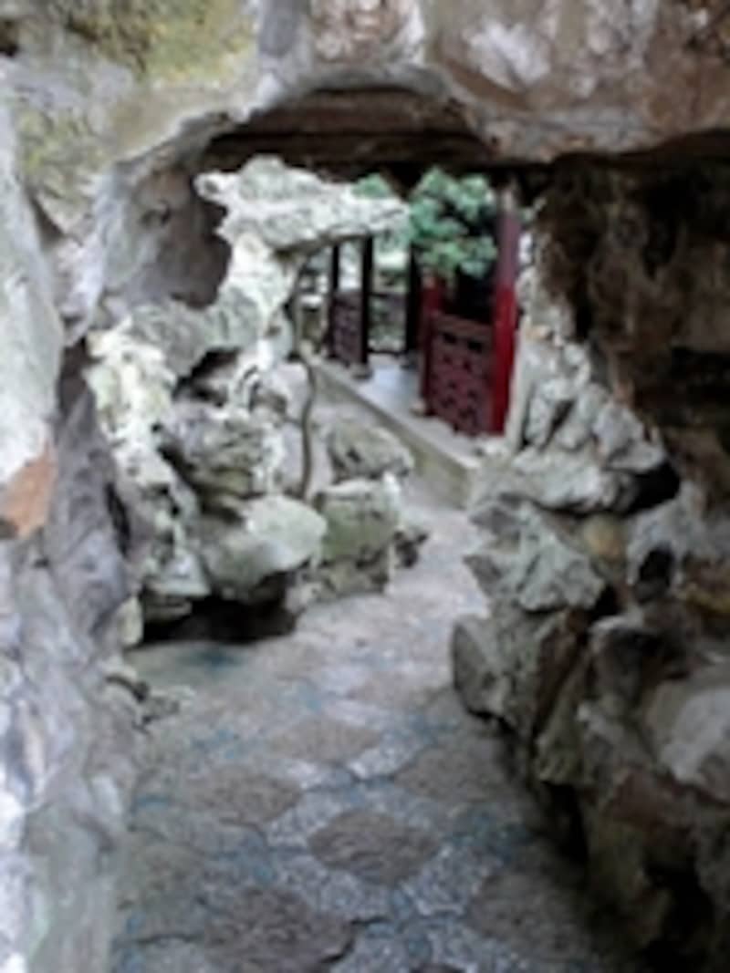 太湖石によって築山された獅子林の洞穴。入り組んだ洞穴を抜けると建物が！