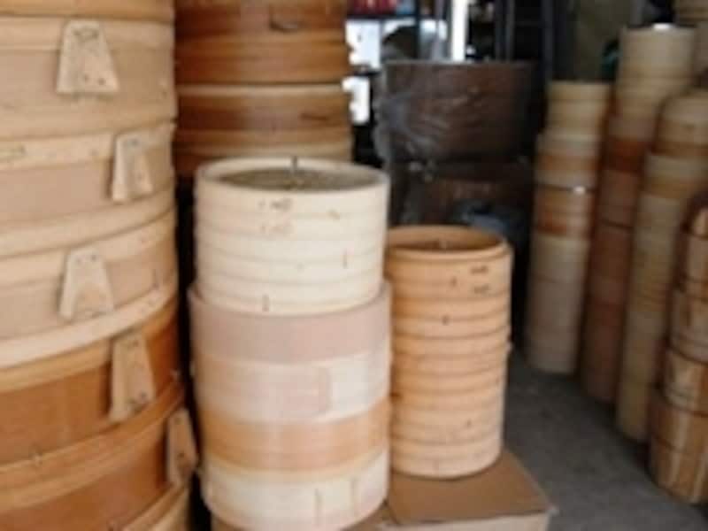 大小さまざまなセイロが積まれています