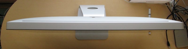 鉛筆やボールペン1本分より少し場所を取る程度の奥行きなので、机も広く使えます(クリックで拡大)