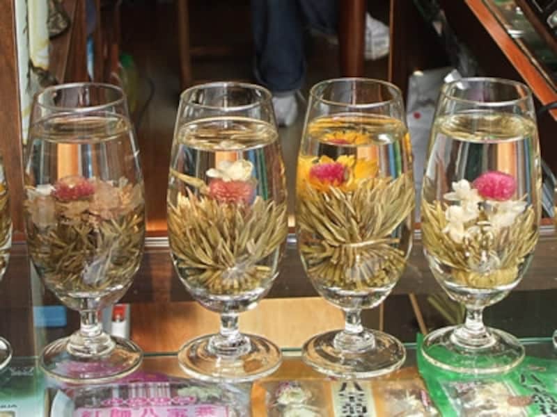 茶葉を一枚ずつ紐でくくって作る中国の工芸茶（花茶）。中国茶の分類は後述