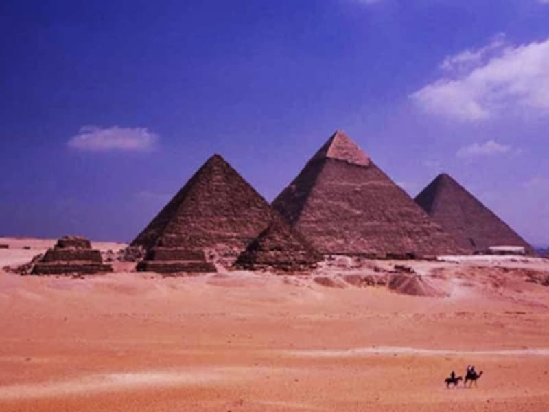 ギザの三大ピラミッド。左からメンカウラー王、カフラー王、クフ王のピラミッド。手前に見える小さなピラミッドは王妃のピラミッド　牧哲雄