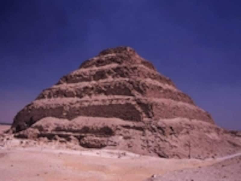 階段ピラミッド。ピラミッドの基礎を築いたと言われるイムヘテプによる設計　牧哲雄