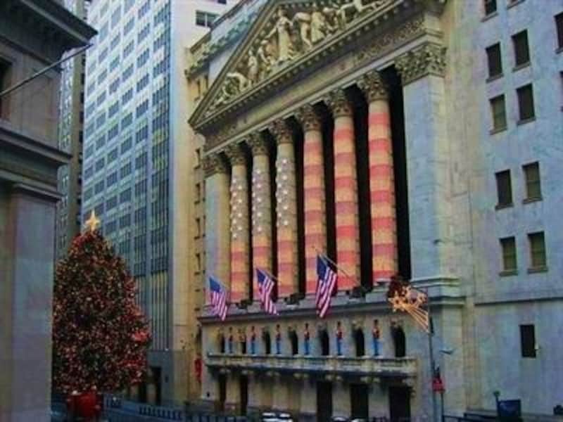 クリスマスにはイルミネーションが施される証券取引場。
