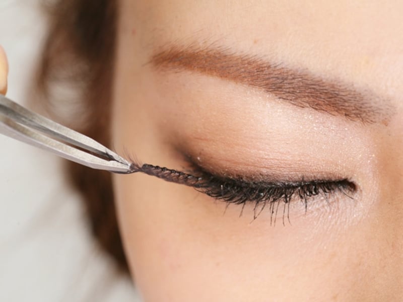 ピンセットでやさしくつける