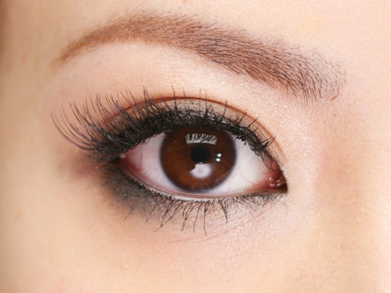 目尻が強調されてクールな目元に！