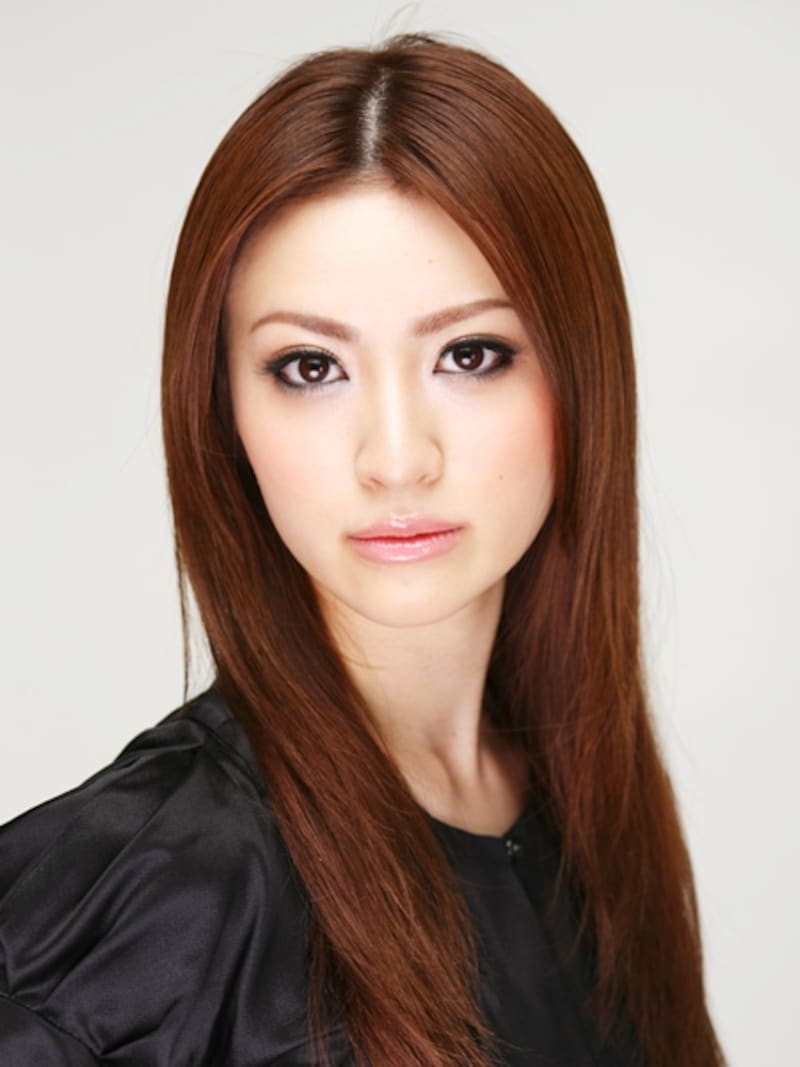 目尻強調タイプのつけまつげを使用。クールな切れ長美人の完成！