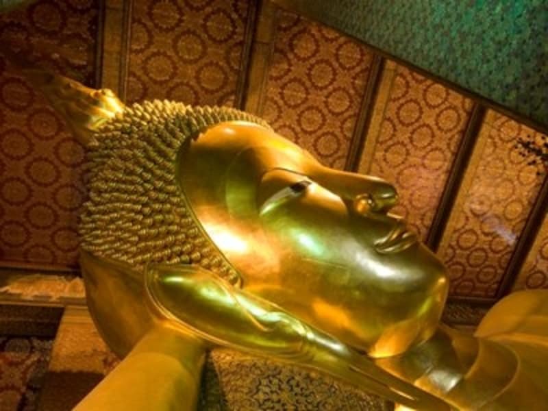 バンコク市内にある仏像で一番大きくてインパクトのある涅槃仏（ｃ）タイ政府観光庁