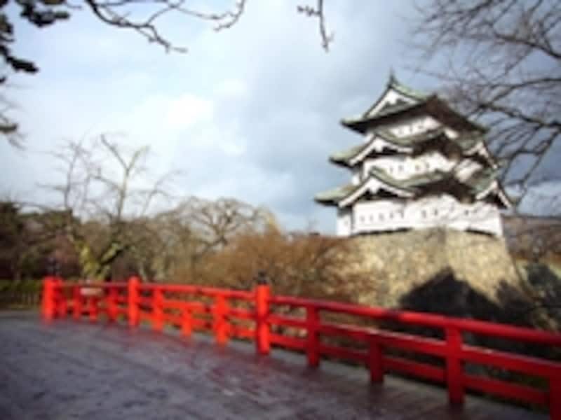 早朝訪れた弘前高専にはうっすらと雪が。紅葉も少し残っていました