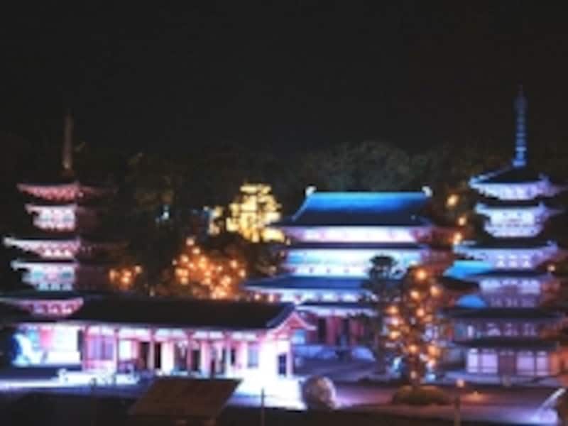 薬師寺などがある日本ゾーンをはじめ、園内全体が幻想的にライトアップ