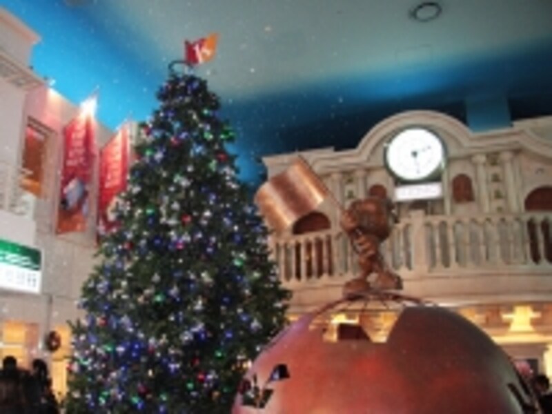 中央広場に高さ4.5mのクリスマスツリーが出現。1日2回、雪も降ります