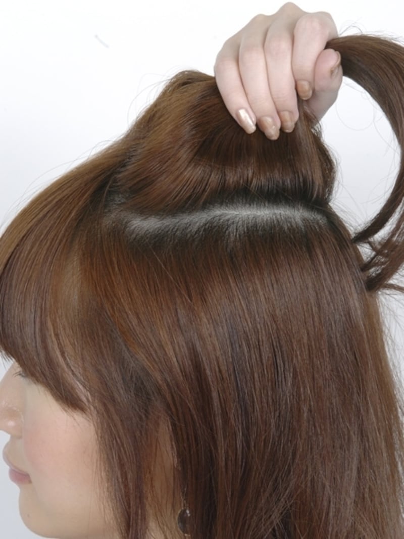 こめかみ部分の髪を分けとる