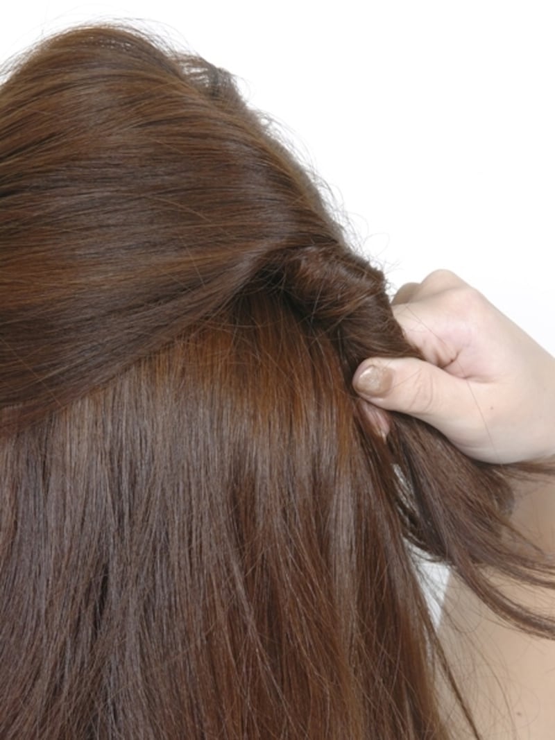 後頭部で毛束をまとめて1～2回ねじる