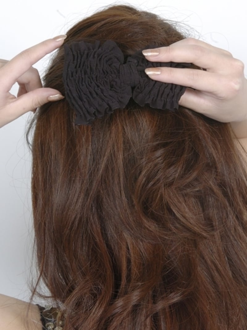 毛束をとめた部分にヘアアクセサリーをつける