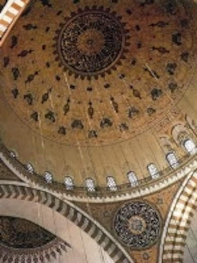スレイマニエモスクのドーム天井。装飾の美しさが見もの