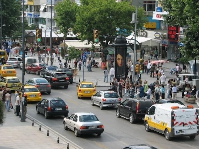 イスタンブールの表参道、バーダット通りは、かなり長いショッピングストリート
