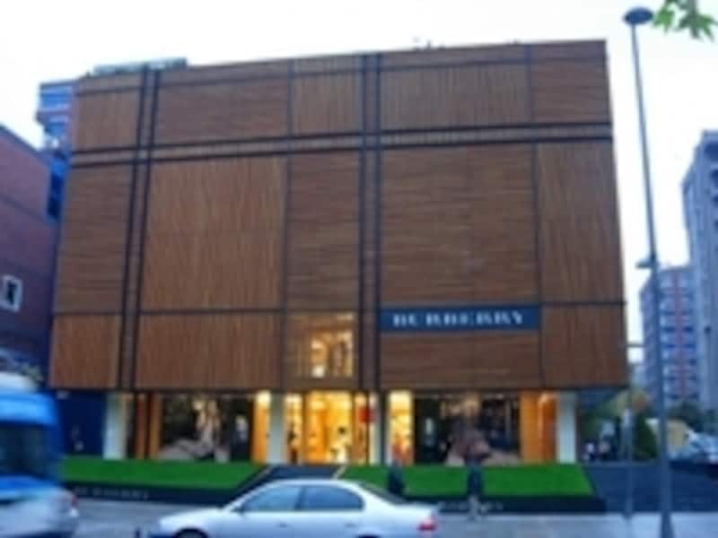 こんなに大きなバーバーリー店舗があるのもバーダット通りならでは