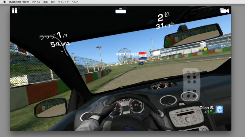 iPhoneが横置き画面になれば、QuickTime Playerの画面も自動的に横向きになります。画面と操作のズレが僅かにありますが、レースゲームなら普通に楽しめる反応速度です(クリックで拡大)