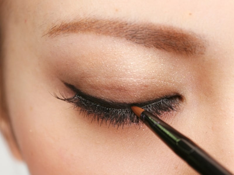 付属の専用の筆を用いて