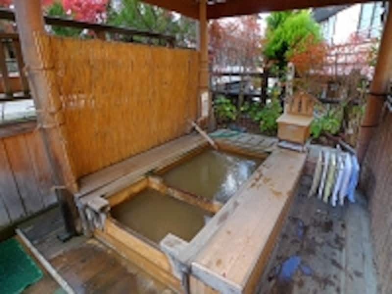 大湯共同湯上の足湯は鉄分で濁った色
