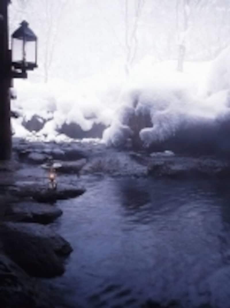 雪の風情は雪国ならでは。静まりかえる山奥で、雪とランプを眺めながら入る温泉は情緒たっぷりです