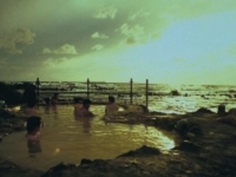 夕刻は海がオレンジ色に染まる絶景を眺めながらお湯に浸かれます