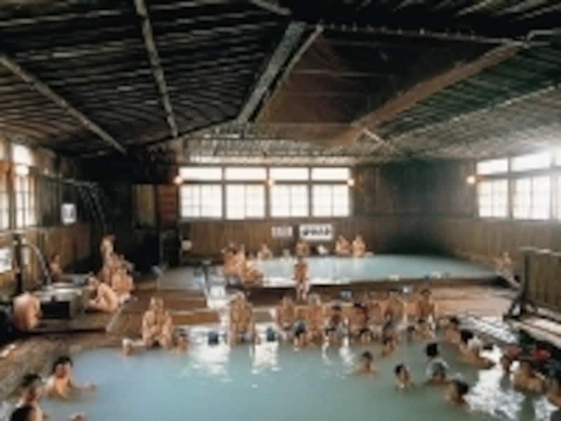 酸ヶ湯温泉名物、約80坪の広さの中に5つの浴槽がある「千人風呂」