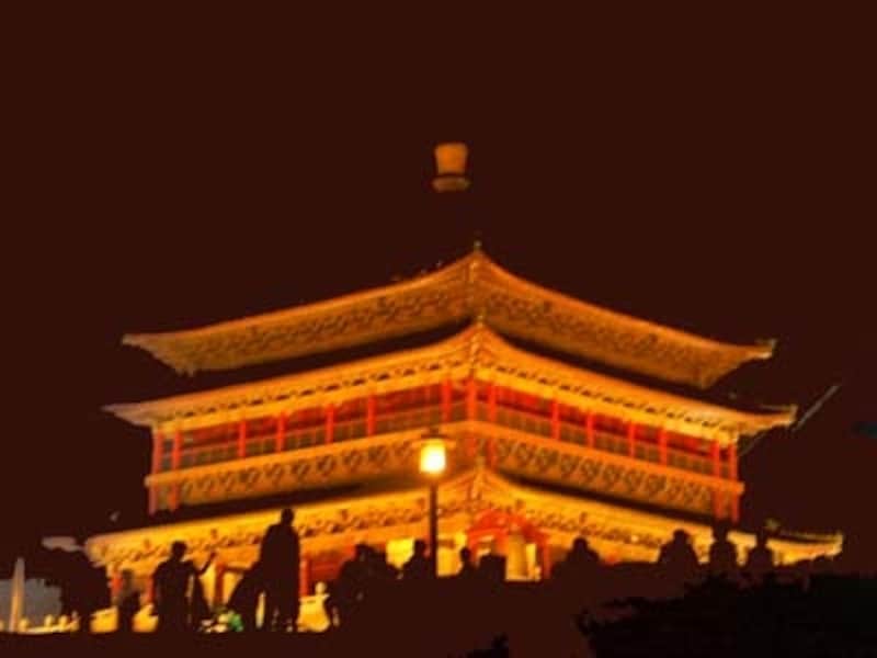 ライトアップされた鐘楼