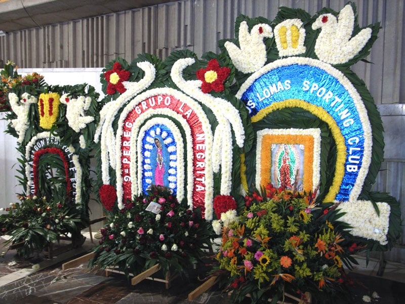 聖母グアダルーぺの日のために奉納された花飾り