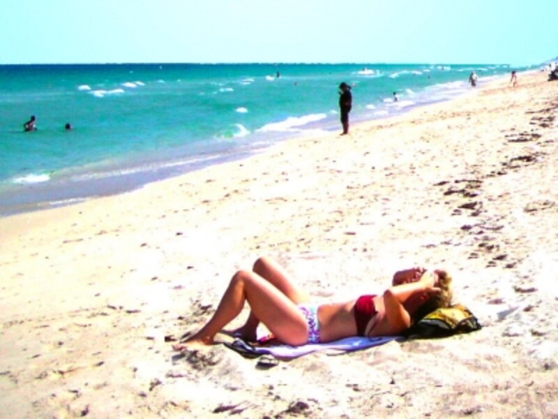 ビーチでリラックスするなら、混雑期は避けたいところ