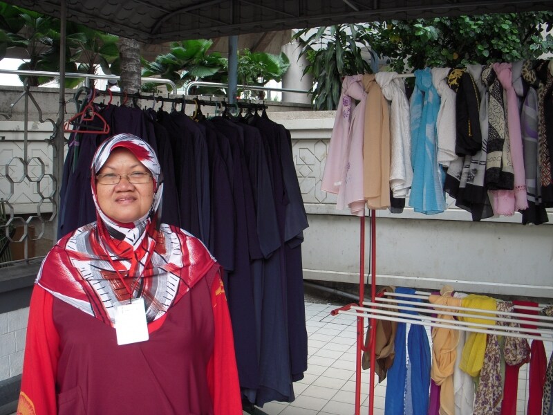 まずは入り口で、ローブとスカーフを借ります。モスクを訪れる上でのマナーです