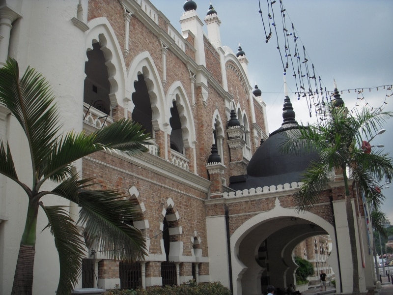 ムルデカ・スクエア周辺は、19世紀後半から20世紀前半にかけて建てられた建物が集まります