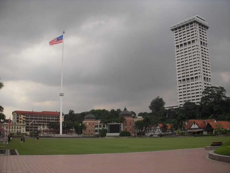 国旗の掲揚塔は、100メートルと世界一の高さを誇っています