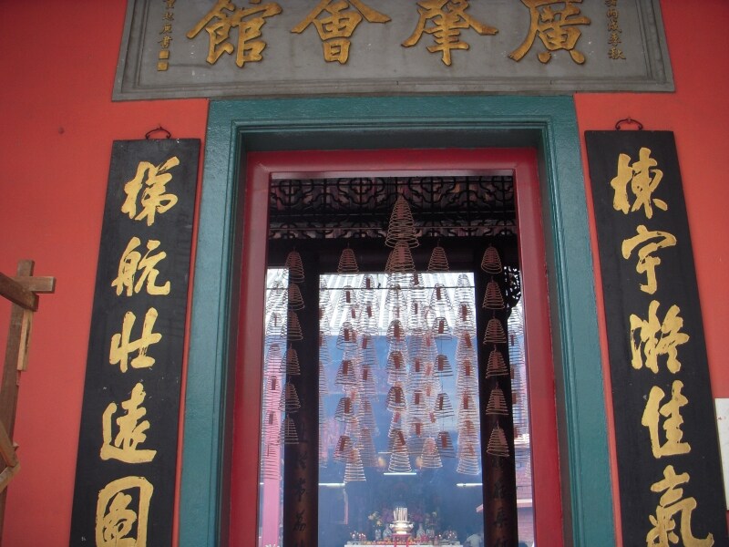 寺院の入り口に供えられた、独特のフォルムをした線香たち