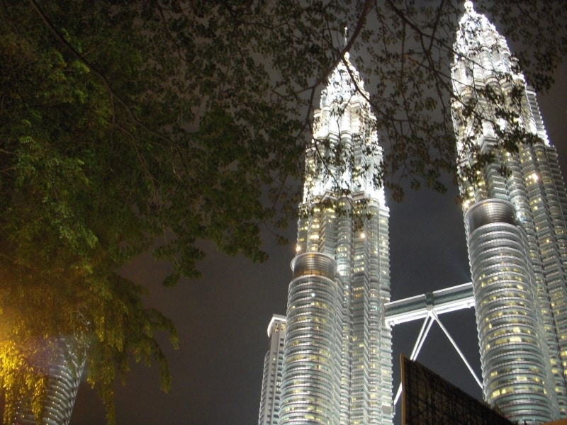 夜空にくっきりと浮かび上がる美しいペトロナスツインタワーは、ツアー最後の見所！
